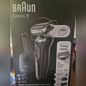 BRAUN SERIES 7 RAZOR WITH SERIES 5, 6, 7 STUBBLE BEARD TRIMMER